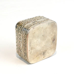 Famille Verte Snuff-Box